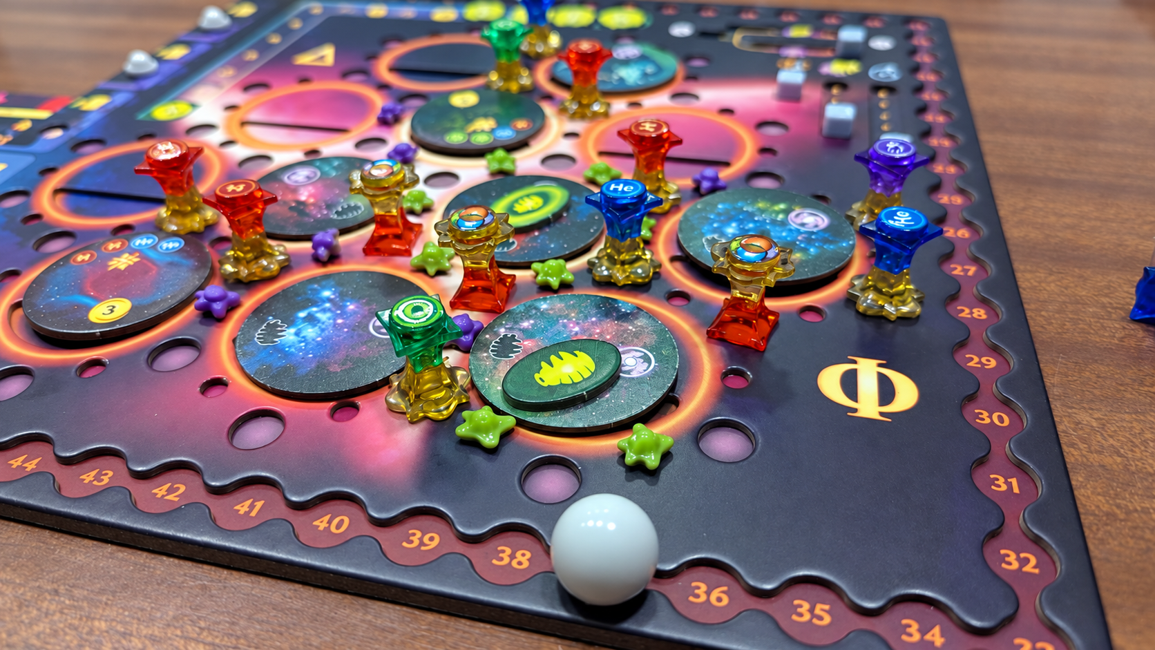 Plateau personnel de Crafting the Cosmos avec des étoiles, des nébuleuses et des formes de vie colorées