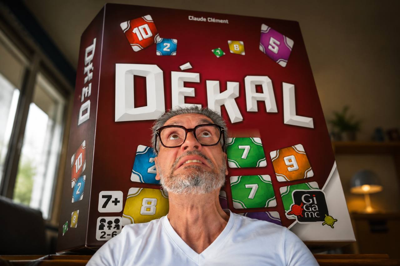 Cesare Mainardi devant une boîte géante de Dékal