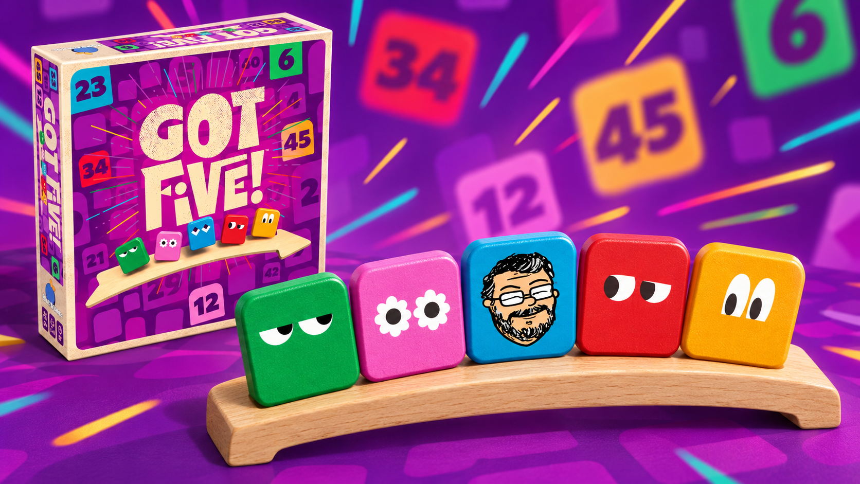 Cinq tuiles colorées devant la boîte de Got Five!, sur un fond violet de chiffres