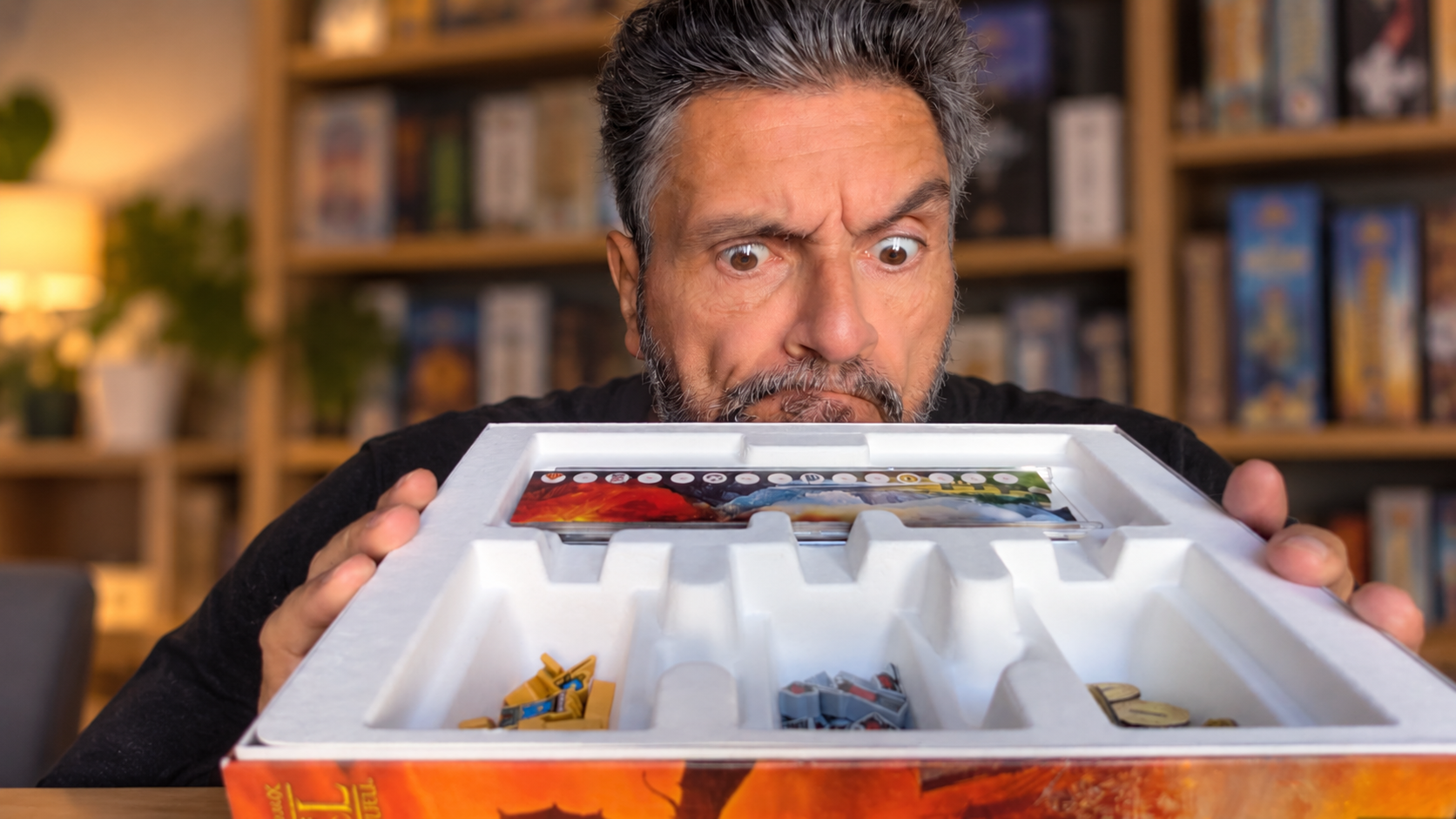 Cesare Mainardi cherche les pièces manquantes dans une boîte de jeu