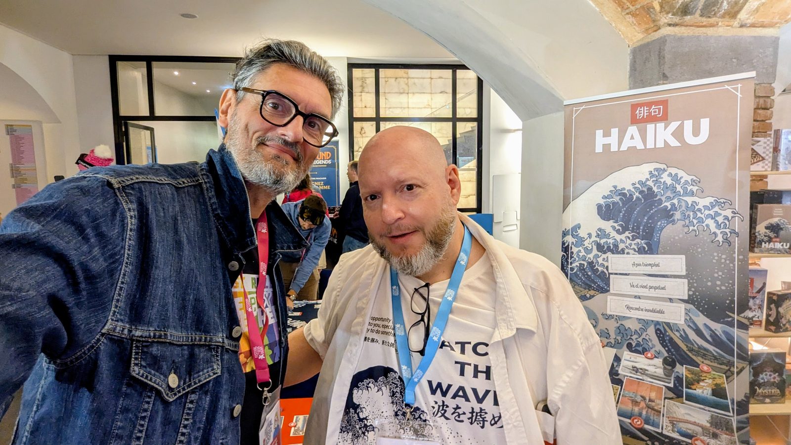 Cesare Mainardi avec Didier Jacobée devant la présentation du jeu Haïku