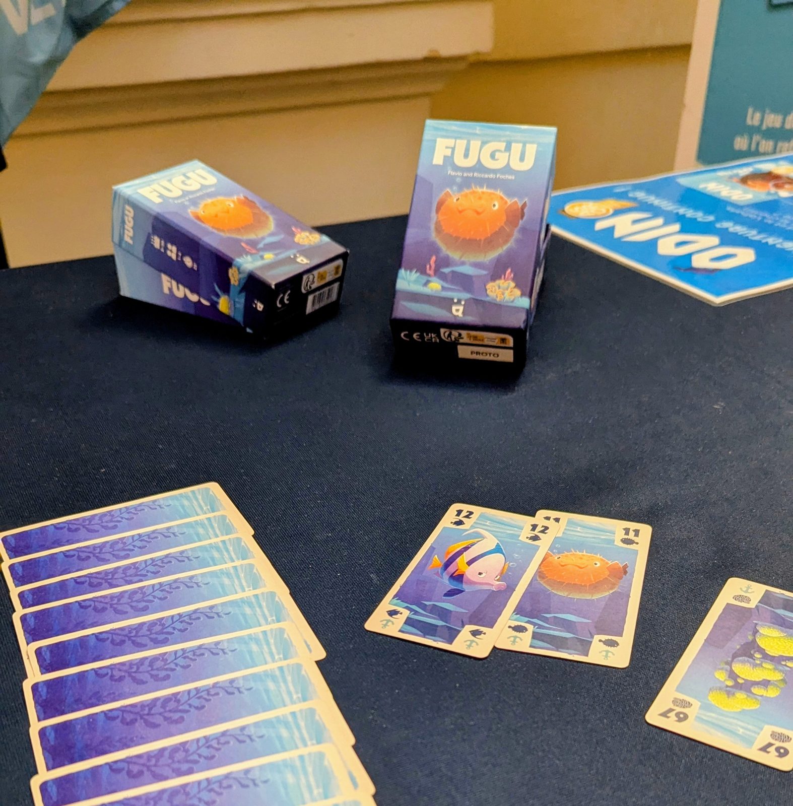 Le jeu de cartes Fugu installé sur une table au salon de Vichy