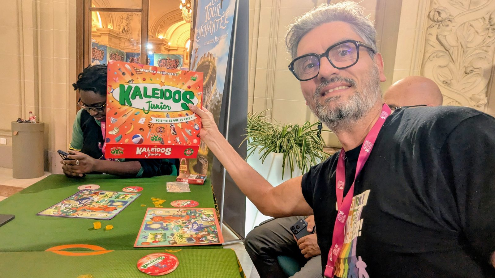 Cesare Mainardi à la table de Kaleidos Junior, où Patrick se cache dans la photo