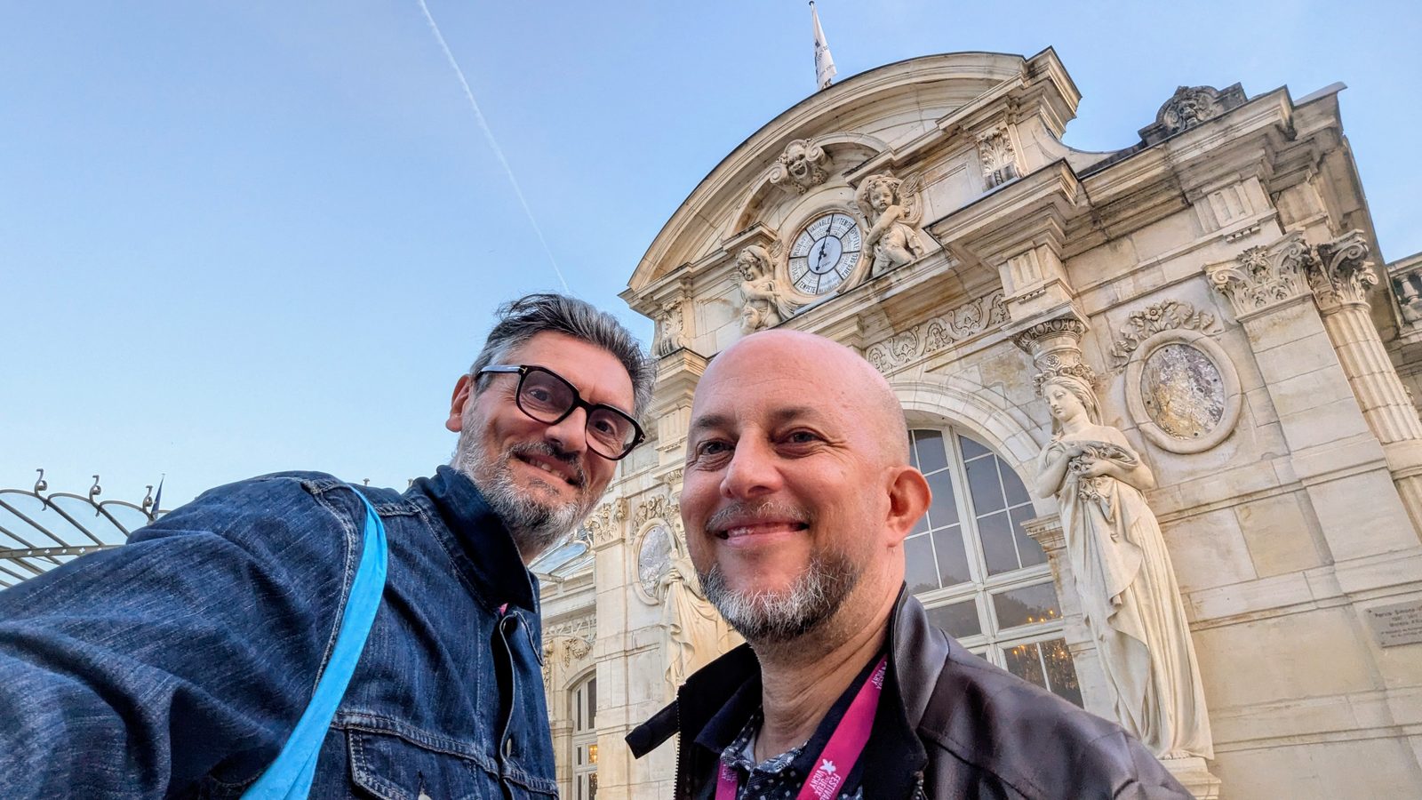 Cesare Mainardi avec Marian, qui s’occupe notamment des achats de jeux chez Parkage, devant le Palais des Congrès de Vichy