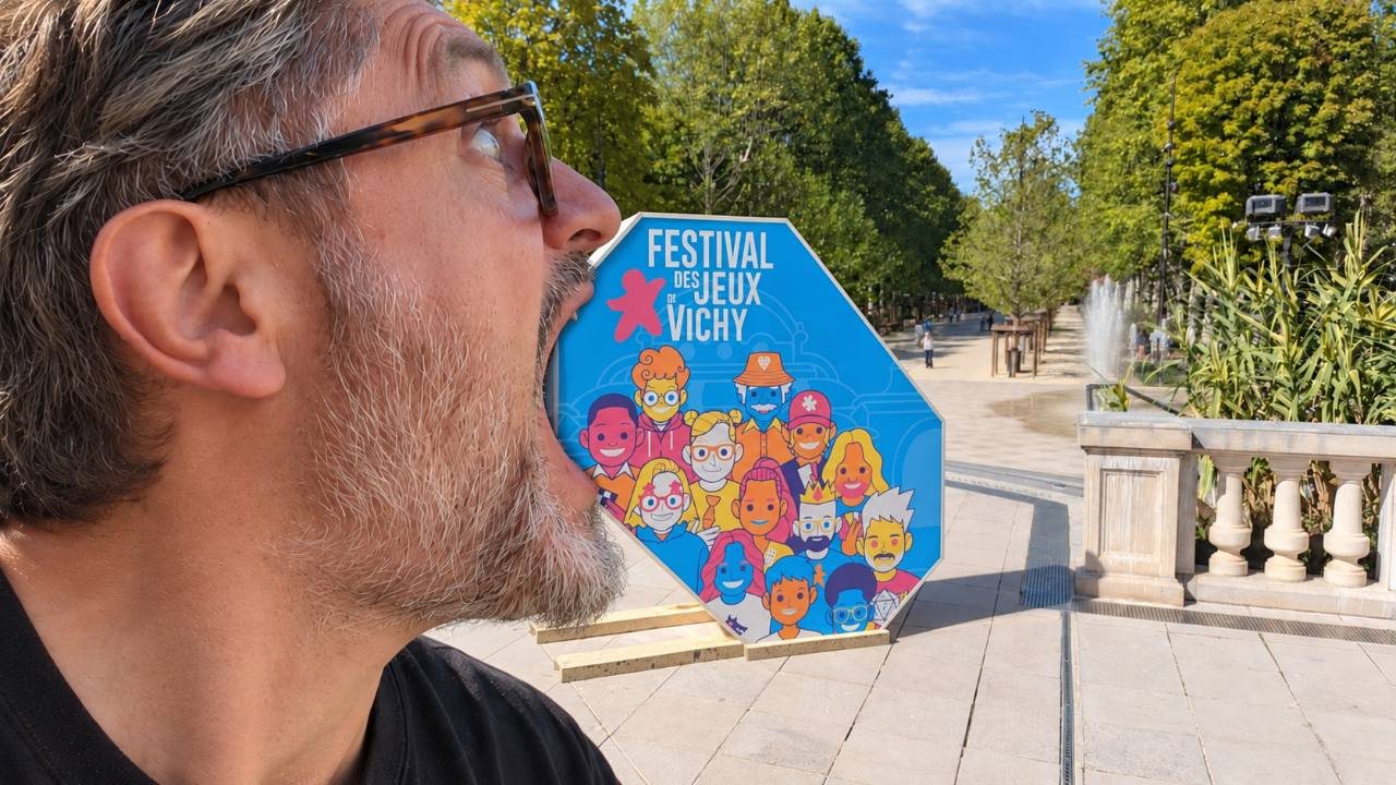 Cesare Mainardi faisant semblant de croquer une grande pastille de Vichy