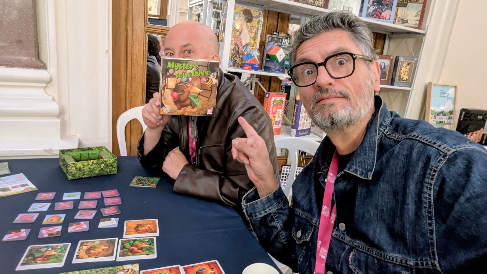 Cesare Mainardi avec la boîte et les cartes du jeu Mystère sous Terre
