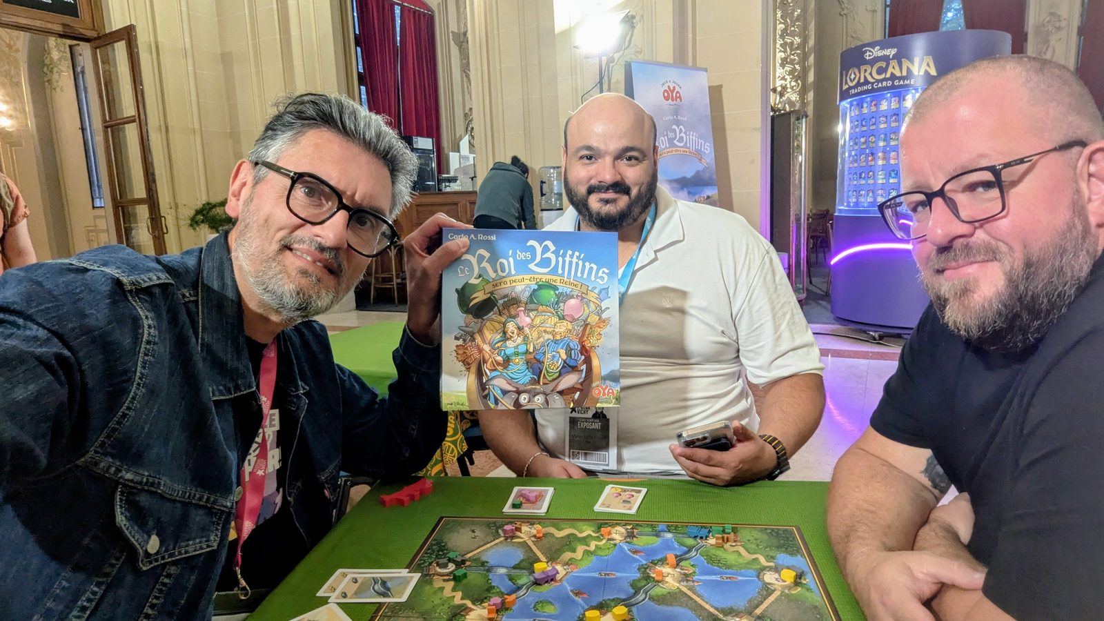 Cesare Mainardi et deux joueurs autour du jeu Le Roi des Biffins