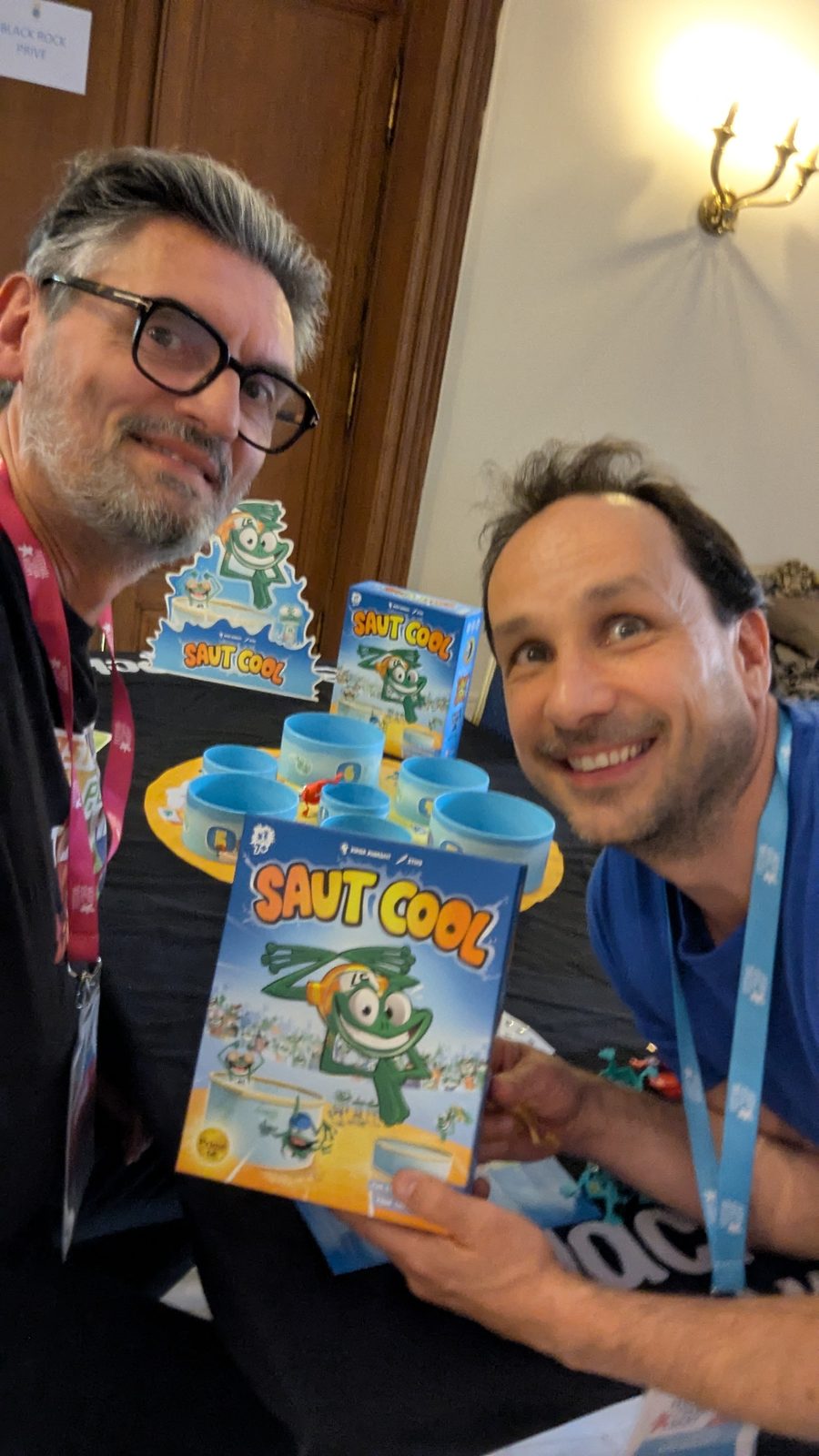Cesare Mainardi tenant Saut Cool avec un membre de l’équipe du jeu