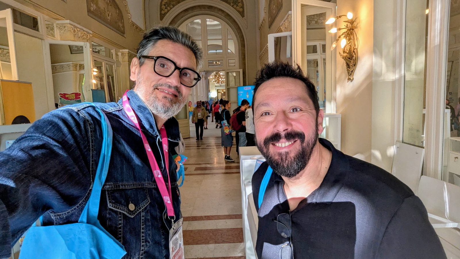 Cesare Mainardi avec Thibault Gruel de La Caverne du Gobelin dans une allée du salon