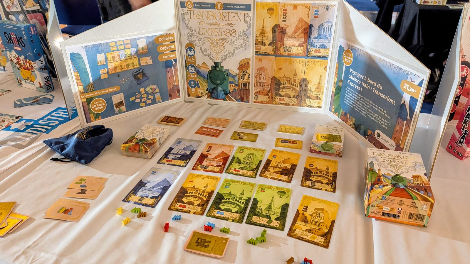 Le matériel de Transorient Express présenté sur une table au salon professionnel de Vichy