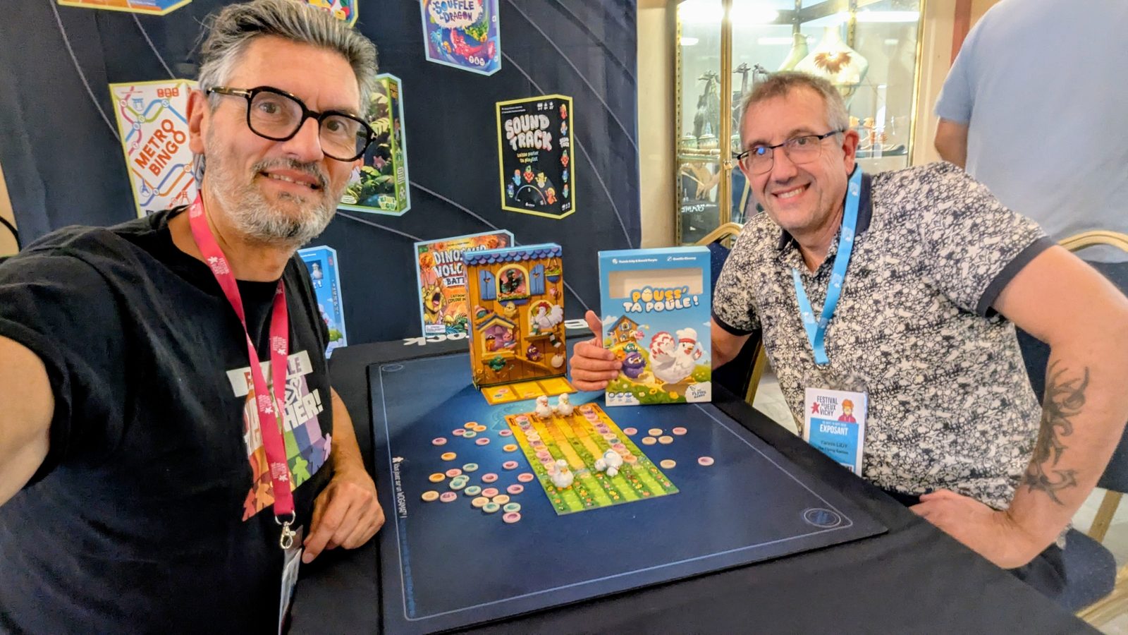 Cesare Mainardi avec Yannis Lidy et le jeu Pouss’ ta poule ! installé sur une table